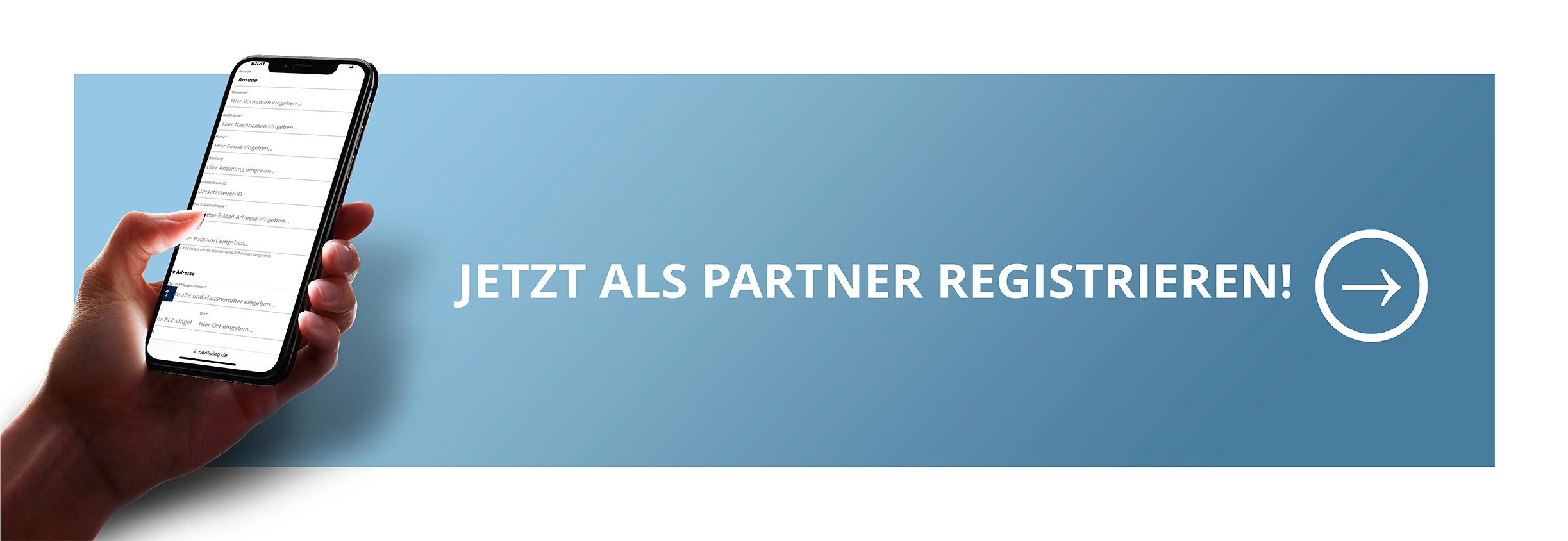 Eine Hand hält ein Smartphone mit geöffnetem Anmeldeformular, daneben der Text 'JETZT ALS PARTNER REGISTRIEREN!' auf blauem Hintergrund.